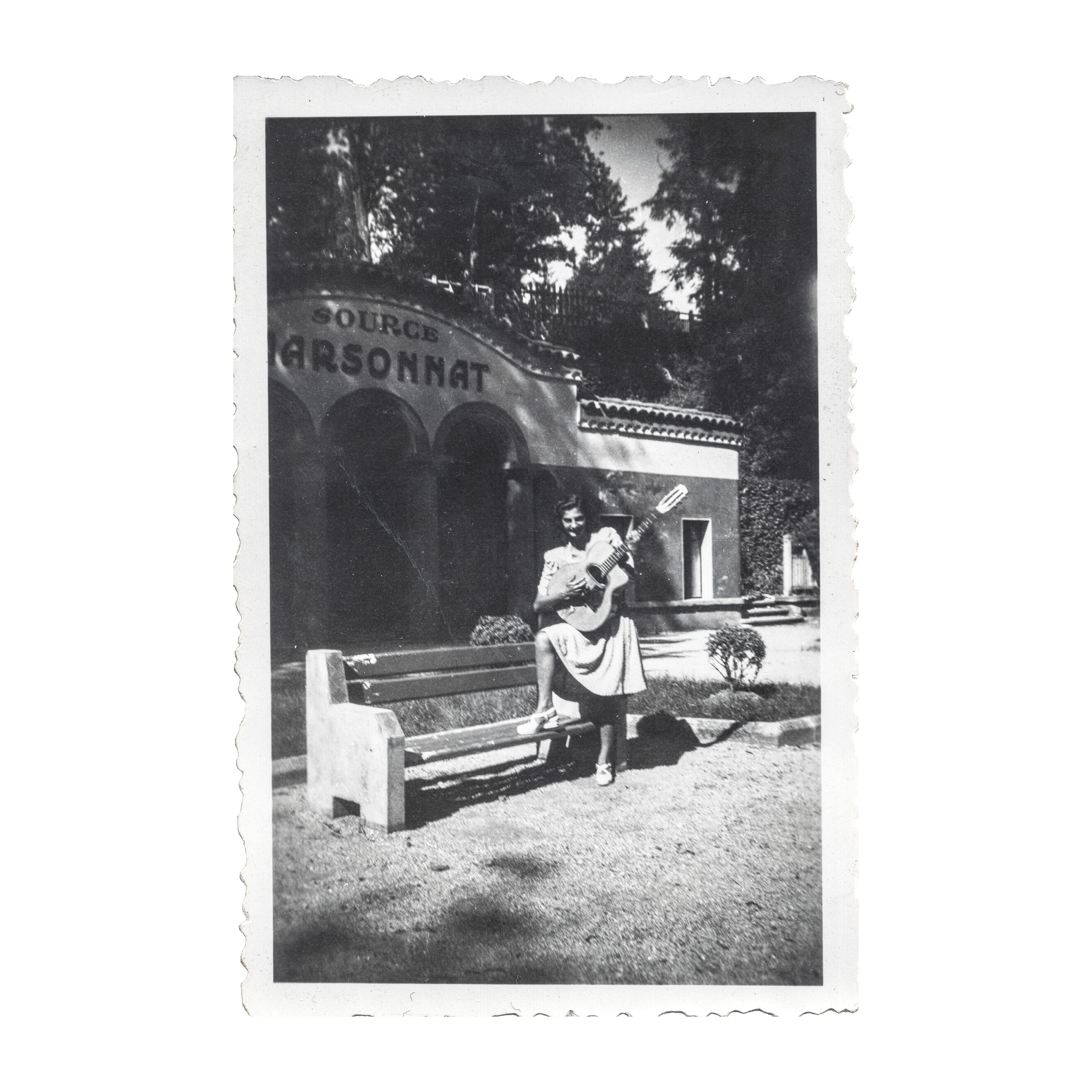 Jacq Flor with guitar at Source Karsonnat